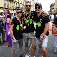 Foto Nicoloro G.    27/06/2015  Milano    Dodicesima edizione del \" Milano Gay Pride \" che con lo slogan \" I diritti nutrono il pianeta \" ha visto sfilare in corteo 100.000 partecipanti. nella foto manifestanti lungo il corteo.