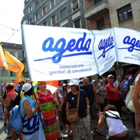 Foto Nicoloro G.   27/06/2015  Milano    Dodicesima edizione del \" Milano Gay Pride \" che con lo slogan \" I diritti nutrono il pianeta \" ha visto sfilare in corteo 100.000 partecipanti. nella foto uno striscione lungo il corteo.