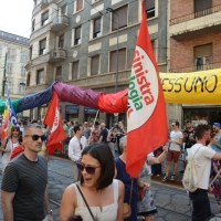 Foto Nicoloro G.   27/06/2015  Milano    Dodicesima edizione del " Milano Gay Pride " che con lo slogan " I diritti nutrono il pianeta " ha visto sfilare in corteo 100.000 partecipanti. nella foto manifestanti lungo il corteo.