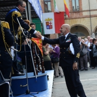 Foto Nicoloro G.   10/05/2015  Ravenna    Diciannovesimo raduno nazionale dei Marinai d' Italia. nella foto il Capo di Stato Maggiore della Marina Giuseppe De Giorgi si complimenta con il direttore della Banda della Marina Militare maestro Gianluca Cantarini.