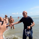 Foto Nicoloro G.   15/08/2019  Cervia ( Ra )   27° edizione di ' Cervia, la spiaggia ama il libro ' con il tradizionale sbarco degli scrittori dalle imbarcazioni storiche. nella foto Arrigo Sacchi appena sbarcato.