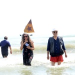 Foto Nicoloro G.   15/08/2019  Cervia ( Ra )   27° edizione di ' Cervia, la spiaggia ama il libro ' con il tradizionale sbarco degli scrittori dalle imbarcazioni storiche. nella foto la fumettista e scrittrice Paola Barbato e l' attore Ivano Marescotti appena sbarcati.