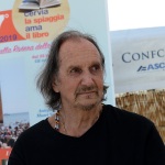 Foto Nicoloro G.   15/08/2019  Cervia ( Ra )   27° edizione di ' Cervia, la spiaggia ama il libro ' con il tradizionale sbarco degli scrittori dalle imbarcazioni storiche. nella foto il cantautore Andrea Mingardi.