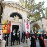 13/09/2020   Ravenna  Per il 699° anno dalla morte di Dante messa solenne nella basilica di San Francesco, dove si tennero i funerali di Dante, morto nella notte fra il 13 e il 14 settembre 1321. Di seguito la cerimonia dell' offerta, da parte del Comune di Firenze, dell' olio per alimentare la lampada votiva che arde all' interno della tomba di Dante. nella foto i gonfaloni di Ravenna e Firenze davanti alla tomba di Dante.