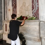 13/09/2020   Ravenna  Per il 699° anno dalla morte di Dante messa solenne nella basilica di San Francesco, dove si tennero i funerali di Dante, morto nella notte fra il 13 e il 14 settembre 1321. Di seguito la cerimonia dell' offerta, da parte del Comune di Firenze, dell' olio per alimentare la lampada votiva che arde all' interno della tomba di Dante. nella foto anche l' assessore Elsa Signorino depone un giglio sulla tomba di Dante.