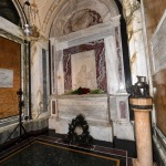 13/09/2020   Ravenna  Per il 699° anno dalla morte di Dante messa solenne nella basilica di San Francesco, dove si tennero i funerali di Dante, morto nella notte fra il 13 e il 14 settembre 1321. Di seguito la cerimonia dell\' offerta, da parte del Comune di Firenze, dell\' olio per alimentare la lampada votiva che arde all\' interno della tomba di Dante. nella foto l\' interno della tomba di Dante.