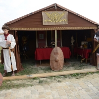 Foto Nicoloro G. 13-14/10/2018 Ravenna Un corteo di legionari romani, nello specifico la Legio I Italica, ha attraversato le vie del centro cittadino. La Legio I Italica, voluta da Nerone e famosa per le numerose imprese compiute, si e' trasferita il giorno dopo presso il Museo Classis. Qui' ha allestito un accampamento di tende e ha intrattenuto il numeroso pubblico illustrando le abitudini del corpo militare, le consuetudini dell' epoca e organizzando i bambini a ' giocare ai legionari '. La Legio I Italica da' il nome anche all' associazione di Villadose ( Rovigo )che organizza simili eeventi e spesso viene usata per rievocazioni storiche e divulgazione archeologica. nella foto la tenda del generale.