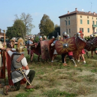 Foto Nicoloro G. 13-14/10/2018 Ravenna Un corteo di legionari romani, nello specifico la Legio I Italica, ha attraversato le vie del centro cittadino. La Legio I Italica, voluta da Nerone e famosa per le numerose imprese compiute, si e' trasferita il giorno dopo presso il Museo Classis. Qui' ha allestito un accampamento di tende e ha intrattenuto il numeroso pubblico illustrando le abitudini del corpo militare, le consuetudini dell' epoca e organizzando i bambini a ' giocare ai legionari '. La Legio I Italica da' il nome anche all' associazione di Villadose ( Rovigo )che organizza simili eeventi e spesso viene usata per rievocazioni storiche e divulgazione archeologica. nella foto una simulazione di scontro armato.