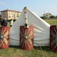 Foto Nicoloro G. 13-14/10/2018 Ravenna Un corteo di legionari romani, nello specifico la Legio I Italica, ha attraversato le vie del centro cittadino. La Legio I Italica, voluta da Nerone e famosa per le numerose imprese compiute, si e' trasferita il giorno dopo presso il Museo Classis. Qui' ha allestito un accampamento di tende e ha intrattenuto il numeroso pubblico illustrando le abitudini del corpo militare, le consuetudini dell' epoca e organizzando i bambini a ' giocare ai legionari '. La Legio I Italica da' il nome anche all' associazione di Villadose ( Rovigo )che organizza simili eeventi e spesso viene usata per rievocazioni storiche e divulgazione archeologica. nella foto una tenda.