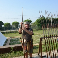 Foto Nicoloro G. 13-14/10/2018 Ravenna Un corteo di legionari romani, nello specifico la Legio I Italica, ha attraversato le vie del centro cittadino. La Legio I Italica, voluta da Nerone e famosa per le numerose imprese compiute, si e' trasferita il giorno dopo presso il Museo Classis. Qui' ha allestito un accampamento di tende e ha intrattenuto il numeroso pubblico illustrando le abitudini del corpo militare, le consuetudini dell' epoca e organizzando i bambini a ' giocare ai legionari '. La Legio I Italica da' il nome anche all' associazione di Villadose ( Rovigo )che organizza simili eeventi e spesso viene usata per rievocazioni storiche e divulgazione archeologica. nella foto scene nell' accampamento.