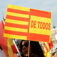 Foto Nicoloro G.   12/10/2017    Barcellona     Manifestazione con corteo degli unionisti per l' unita' della Spagna contro il progetto dell' indipendenza della Catalogna. nella foto lungo il corteo striscioni e cartelli per l' unita'.