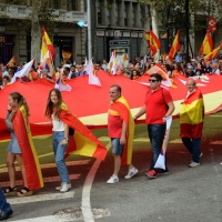 Foto Nicoloro G.   12/10/2017    Barcellona     Manifestazione con corteo degli unionisti per l' unita' della Spagna contro il progetto dell' indipendenza della Catalogna. nella foto un enorme bandiera sfila lungo il corteo.