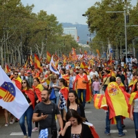 Foto Nicoloro G.   12/10/2017    Barcellona     Manifestazione con corteo degli unionisti per l' unita' della Spagna contro il progetto dell' indipendenza della Catalogna. nella foto lungo il corteo.