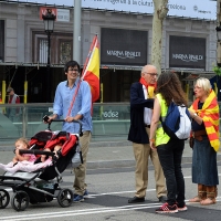 Foto Nicoloro G.   12/10/2017    Barcellona     Manifestazione con corteo degli unionisti per l\' unita\' della Spagna contro il progetto dell\' indipendenza della Catalogna. nella foto tre generazioni partecipano al corteo.