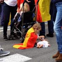 Foto Nicoloro G.   12/10/2017    Barcellona     Manifestazione con corteo degli unionisti per l' unita' della Spagna contro il progetto dell' indipendenza della Catalogna. nella foto una bimba gioca con la sua bambola.