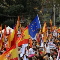 Foto Nicoloro G.   12/10/2017    Barcellona     Manifestazione con corteo degli unionisti per l' unita' della Spagna contro il progetto dell' indipendenza della Catalogna. nella foto tra le migliaia di bandiere  spicca una bandiera della UE.