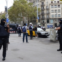 Foto Nicoloro G.   12/10/2017    Barcellona     Manifestazione con corteo degli unionisti per l' unita' della Spagna contro il progetto dell' indipendenza della Catalogna. nella foto ai margini della manifestazione un improvviso controllo antiterrorismo dei Mossos d' Esquadra su quattro giovani sospettati.