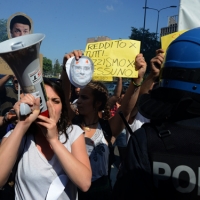 Foto Nicoloro G. 12/05/2018 Milano Riunione dei delegati negoziatori della Lega e del M5S per trovare una soluzione per il ' Contratto di Governo '. nella foto manifestazione dei Circoli sotto il Pirellone. sede dell' incontro Lega - M5S.