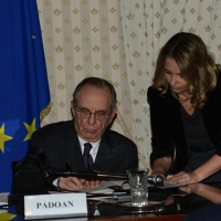 Foto Nicoloro G.   23/02/2015   Milano    Firmato l' accordo sullo scambio d' informazioni tra i ministri di Economia e Finanze di Italia e Svizzera. nella foto il ministro Pier Carlo Padoan mentre firma.