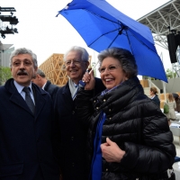 Foto Nicoloro G.   01/05/2015  Milano   Al via l' Expo Milano 2015, l' Esposizione Internazionale che l'Italia ospiterà dal primo Maggio al 31 Ottobre 2015. nella foto l' onorevole Massimo D' Alema e Mario Monti con la moglie Elsa.