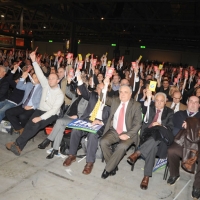 Foto Nicoloro G. 11/02/2011 Rho Fiera Milano Assemblea Costituente di " Futuro e Liberta' " che ha visto la partecipazione di delegati da tutt' Italia. nella foto Un momento di votazione ad alzata di mano