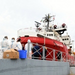 Foto Nicoloro G.   30/10/2023   Ravenna   Sbarcata a Marina di Ravenna la nave Ocean Viking con a bordo 47 migranti di cui 29 tratti in salvo al largo della Libia e 18 soccorsi durante la navigazione verso Ravenna. Tra tutti ci sono 11 minori non accompagnati di cui due saranno destinati a Matera  in una struttura del progetto FAMI. nella foto un gruppo di medici ed infermieri si apprestano a salire sulla Ocean Viking per i primi controlli sanitari.