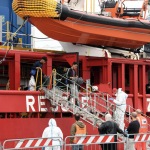 Foto Nicoloro G.   30/10/2023   Ravenna    Sbarcata a Marina di Ravenna la nave Ocean Viking con a bordo 47 migranti di cui 29 tratti in salvo al largo della Libia e 18 soccorsi durante la navigazione verso Ravenna. Tra tutti ci sono 11 minori non accompagnati di cui due saranno destinati a Matera  in una struttura del progetto FAMI. nella foto una fase dello sbarco.