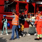 Foto Nicoloro G.   15/10/2024   Ravenna   E\' approdata nel porto di Ravenna la nave ong Ocean Viking con a bordo 47 migranti dei quali 33 sono uomini, 4 donne e 10 minori dei quali 7 non accompagnati. In particolare 18 provengono dall\' Egitto, 3 dal Pakistan, 13 dalla Siria e 13 dal Bangladesh. Una volta compiuti i controlli di rito tutti i migranti resteranno in Emilia-Romagna e ripartiti tra diverse citta\' della regione. nella foto  un momento dello sbarco dei migranti.