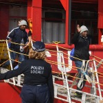 Foto Nicoloro G.   15/10/2024   Ravenna   E\' approdata nel porto di Ravenna la nave ong Ocean Viking con a bordo 47 migranti dei quali 33 sono uomini, 4 donne e 10 minori dei quali 7 non accompagnati. In particolare 18 provengono dall\' Egitto, 3 dal Pakistan, 13 dalla Siria e 13 dal Bangladesh. Una volta compiuti i controlli di rito tutti i migranti resteranno in Emilia-Romagna e ripartiti tra diverse citta\' della regione. nella foto  un momento dello sbarco dei migranti.