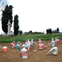 Foto Nicoloro G. 11/04/2012 Ravenna Celebrazioni per il cinquecentenario della Battaglia di Ravenna, combattuta l' 11/04/1512, giorno di Pasqua, tra l' esercito Francese e l' esercito della Lega Santa ( spagnoli, pontifici e veneziani ) per il possesso dell' Italia. L' importanza storica di quella sanguinosa battaglia e' nella svolta che ebbe l' arte militare in quanto fu l' ultima battaglia in cui la cavalleria svolse un ruolo di rilevante importanza e la prima battaglia in cui l' artiglieria si rivelo' risolutiva per l' esito dello scontro. nella foto Installazione di studenti