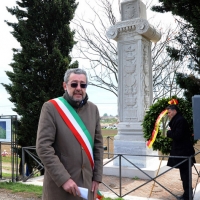 Foto Nicoloro G. 11/04/2012 Ravenna Celebrazioni per il cinquecentenario della Battaglia di Ravenna, combattuta l' 11/04/1512, giorno di Pasqua, tra l' esercito Francese e l' esercito della Lega Santa ( spagnoli, pontifici e veneziani ) per il possesso dell' Italia. L' importanza storica di quella sanguinosa battaglia e' nella svolta che ebbe l' arte militare in quanto fu l' ultima battaglia in cui la cavalleria svolse un ruolo di rilevante importanza e la prima battaglia in cui l' artiglieria si rivelo' risolutiva per l' esito dello scontro. nella foto Fabrizio Matteucci, Sindaco di Ravenna e sullo sfondo la Colonna commemorativa della battaglia, detta Colonna dei Francesi