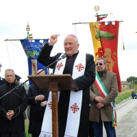 Foto Nicoloro G. 11/04/2012 Ravenna Celebrazioni per il cinquecentenario della Battaglia di Ravenna, combattuta l' 11/04/1512, giorno di Pasqua, tra l' esercito Francese e l' esercito della Lega Santa ( spagnoli, pontifici e veneziani ) per il possesso dell' Italia. L' importanza storica di quella sanguinosa battaglia e' nella svolta che ebbe l' arte militare in quanto fu l' ultima battaglia in cui la cavalleria svolse un ruolo di rilevante importanza e la prima battaglia in cui l' artiglieria si rivelo' risolutiva per l' esito dello scontro. nella foto Giuseppe Verucchi, Arcivescovo di Ravenna e dietro Fabrizio Matteucci, Sindaco di Ravenna con i gonfaloni di alcuni Comuni del circondario della Battaglia