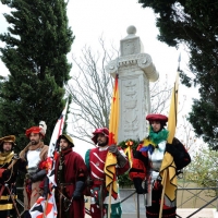 Foto Nicoloro G. 11/04/2012 Ravenna Celebrazioni per il cinquecentenario della Battaglia di Ravenna, combattuta l' 11/04/1512, giorno di Pasqua, tra l' esercito Francese e l' esercito della Lega Santa ( spagnoli, pontifici e veneziani ) per il possesso dell' Italia. L' importanza storica di quella sanguinosa battaglia e' nella svolta che ebbe l' arte militare in quanto fu l' ultima battaglia in cui la cavalleria svolse un ruolo di rilevante importanza e la prima battaglia in cui l' artiglieria si rivelo' risolutiva per l' esito dello scontro. nella foto Figuranti in costumi d' epoca con stendardi e dietro la Colonna commemorativa della battaglia, detta Colonna dei Francesi