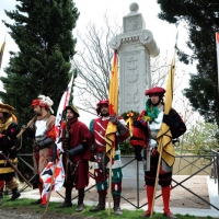 Foto Nicoloro G. 11/04/2012 Ravenna Celebrazioni per il cinquecentenario della Battaglia di Ravenna, combattuta l' 11/04/1512, giorno di Pasqua, tra l' esercito Francese e l' esercito della Lega Santa ( spagnoli, pontifici e veneziani ) per il possesso dell' Italia. L' importanza storica di quella sanguinosa battaglia e' nella svolta che ebbe l' arte militare in quanto fu l' ultima battaglia in cui la cavalleria svolse un ruolo di rilevante importanza e la prima battaglia in cui l' artiglieria si rivelo' risolutiva per l' esito dello scontro. nella foto Figuranti in costumi d' epoca con stendardi e dietro la Colonna commemorativa della battaglia, detta Colonna dei Francesi