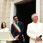 Foto Nicoloro    08/09/2024   Ravenna   Celebrazioni per il 703° annuale della morte di Dante Alighieri. nella foto il sindaco uscente di Ravenna Michele de Pascale con gli attori Marco Martinelli e Ermanna Montanari hanno appena letto alcuni canti della Divina Commedia.