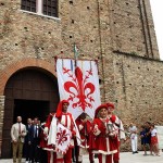 Foto Nicoloro G.   08/09/2024   Ravenna   Celebrazioni per il 703° annuale della morte di Dante Alighieri. nella foto l\' ampolla con l\' olio che il Comune di Firenze dona per tradizione allo scopo di alimentare la lampada che arde perennemente nella tomba di Dante viene portato in corteo.