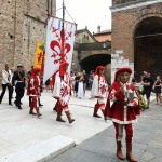 Foto Nicoloro G.   08/09/2024   Ravenna   Celebrazioni per il 703° annuale della morte di Dante Alighieri. nella foto l\' ampolla con l\' olio che il Comune di Firenze dona per tradizione allo scopo di alimentare la lampada che arde perennemente nella tomba di Dante viene portato in corteo.