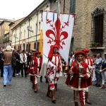 Foto Nicoloro G.   08/09/2024   Ravenna   Celebrazioni per il 703° annuale della morte di Dante Alighieri. nella foto l\' ampolla con l\' olio che il Comune di Firenze dona per tradizione allo scopo di alimentare la lampada che arde perennemente nella tomba di Dante viene portato in corteo.