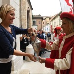 Foto Nicoloro G.   08/09/2024   Ravenna   Celebrazioni per il 703° annuale della morte di Dante Alighieri. nella foto l\' impiegata del Comune di Ravenna prende in consegna l\' olio che il Comune di Firenze dona per tradizione allo scopo di alimentare la lampada che arde perennemente nella tomba di Dante.