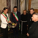 Foto Nicoloro G.   08/09/2024   Ravenna   Celebrazioni per il 703° annuale della morte di Dante Alighieri. nella foto da sinistra la neo sindaca di Firenze Sara Funaro mentre accende la lampada che arde perennemente nella tomba di Dante, il sindaco uscente di Ravenna Michele de Pascale, padre Ivo Laurentini direttore del Centro Dantesco, l\' arcivescovo Lorenzo Ghizzoni e il vescovo Livio Corazza.