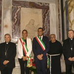 Foto Nicoloro G.   08/09/2024   Ravenna   Celebrazioni per il 703° annuale della morte di Dante Alighieri. nella foto all\' interno della tomba del Sommo poeta da sinistra il vescovo Livio Corazza, la neo sindaca di Firenze Sara Funaro, , il sindaco uscente di Ravenna Michele de Pascale, padre Ivo Laurentini direttore del Centro Dantesco e l\' arcivescovo Lorenzo Ghizzoni.