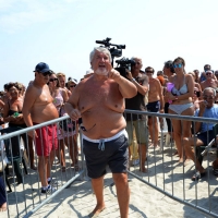 Foto Nicoloro G.  15/08/2015   Cervia ( Ravenna )  Ventitreesima edizione di " Cervia, la spiaggia ama il libro ", con il tradizionale sbarco degli scrittori sulla spiaggia della cittadina romagnola. nella foto il ministro Giuliano Poletti, per caso in vacanza sulla spiaggia di Cervia.