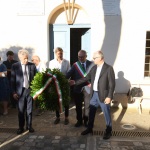 Foto Nicoloro G.   Mandriole (RA)   Cerimonia di commemorazione di Anita Garibaldi nell\' anniversario della sua morte avvenuta il 4 agosto 1849 nella fattoria Guiccioli in localita\' Mandriole alle porte di Ravenna. nella foto si apprestano a deporre la corona d\' alloro al monumento di Anita, da sinistra, Lorenzo Cottignoli, Filippo Raffi, Eugenio Fusignani e Castrese de Rosa.