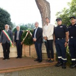 Foto Nicoloro G.   Mandriole (RA)   Cerimonia di commemorazione di Anita Garibaldi nell' anniversario della sua morte avvenuta il 4 agosto 1849 nella fattoria Guiccioli in localita' Mandriole alle porte di Ravenna. nella foto la deposizione della corona d' alloro al monumento di Anita.