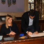 Conferenza stampa di Michele de Pascale sindaco di Ravenna e neo eletto governatore dell' Emilia-Romagna in occasione delle sue dimissioni da presidente della Provincia.  nella foto Michele de Pascale firma le sue dimissioni da presidente della Provincia alla presenza della sua vice Valentina Palli.