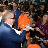 Foto Nicoloro G.   29/08/2014  Rimini      Sesta giornata della XXXV edizione del Meeting per l' amicizia fra i popoli. nella foto il governatore della Lombardia Roberto Maroni mentre acquista 4 biglietti della Lotteria del Meeting.