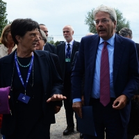 Foto Nicoloro G.   24/08/2015    Rimini    Quinta giornata dell' edizione 2015 del Meeting di C.L. dal titolo ' Di che è mancanza questa mancanza, cuore, che a un tratto ne sei pieno ? '. nella foto il ministro Paolo Gentiloni al suo arrivo al Meeting accolto da Emilia Guarnieri, presidente Fondazione Meeting.