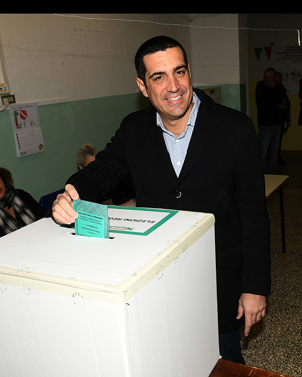 Foto Nicoloro G.   17/11/2024   Cervia (RA)   Domenica di voto per eleggere il governatore della regione Emilia-Romagna. nella foto Michele de Pascale sindaco di Ravenna e candidato per il centro-sinistra alla presidenza della regione  Emilia-Romagna mentre vota.