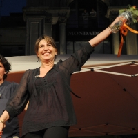 Foto Nicoloro G. 30/05/2011 Milano Festa in piazza Duomo, colorata di arancione, per l’ elezione a sindaco di Giuliano Pisapia. Una piazza Duomo gremita all’ inverosimile che ha visto avvicendarsi sul palco numerosi artisti e politici. nella foto Serena Dandini