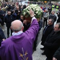 Foto Nicoloro G. 02/01/2012 lllasi ( Verona ) Si sono svolti nella parrocchia di San Giorgio di Illasi, paese dove e' nato 91 anni fa, i funerali di don Luigi Verze'.  nella foto Il sacerdote benedice la bara